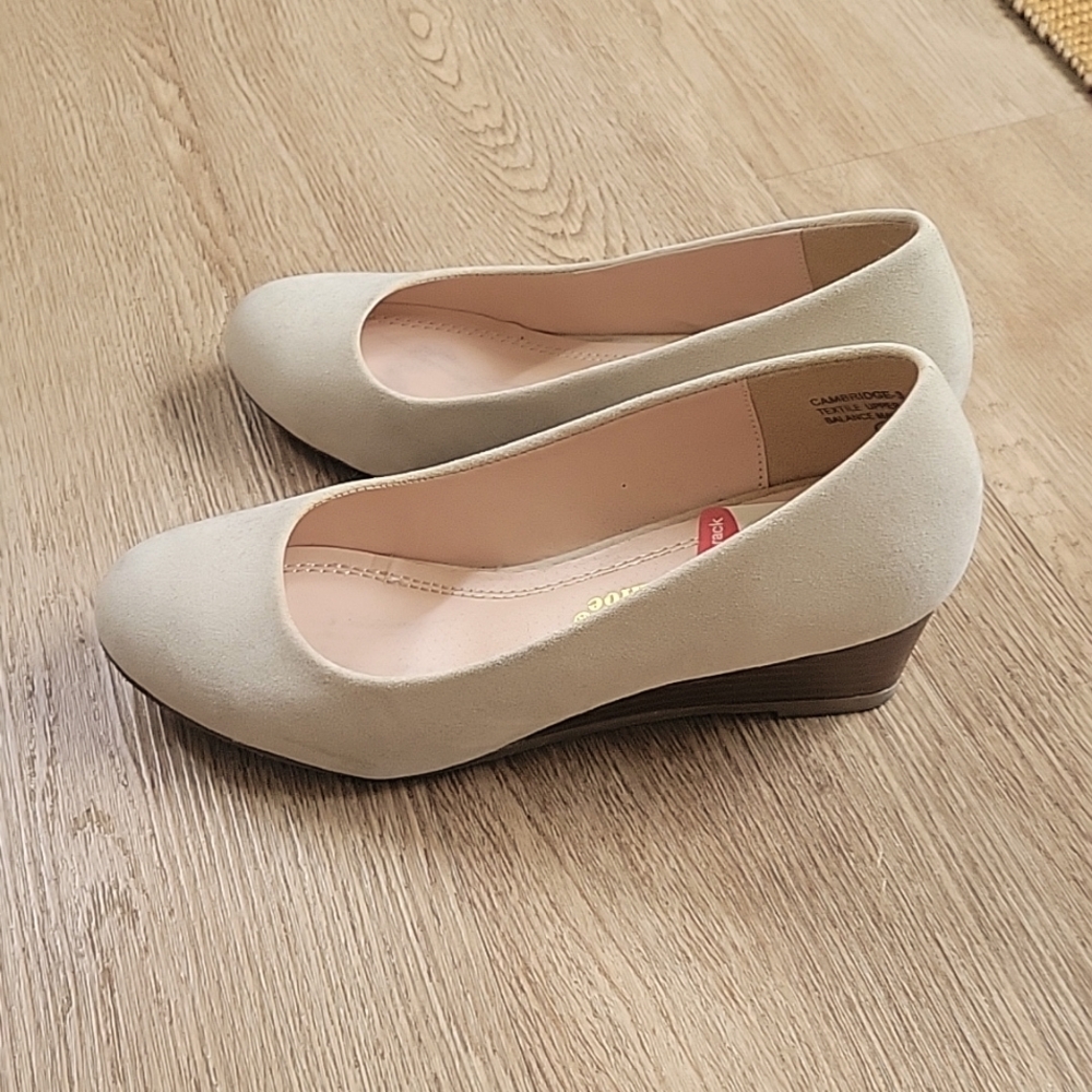 Chase & Chloe pumps fabric round toe wedge 2in